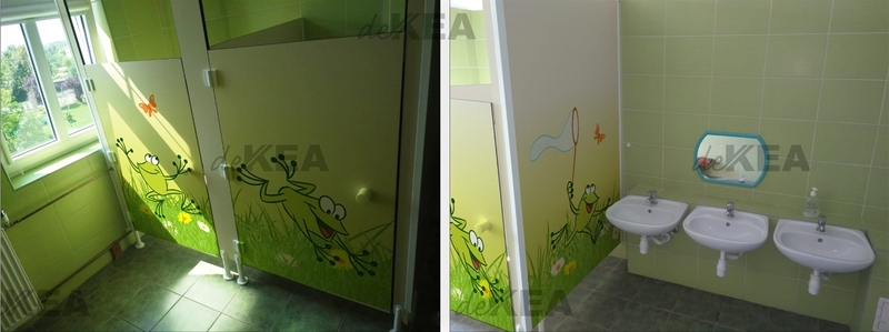 Folie dekoracyjne Dekea_ toaleta w przedszkolu żabki